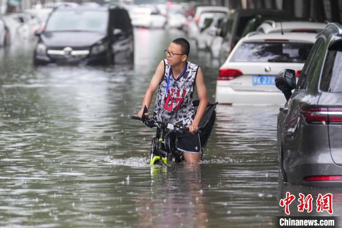 降雨导致太原多条道路积水严重。　武俊杰 摄