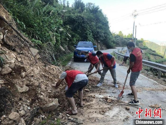 志愿者清理通村公路。　七宝洋新村中高风险区疫情防控工作专班 供图