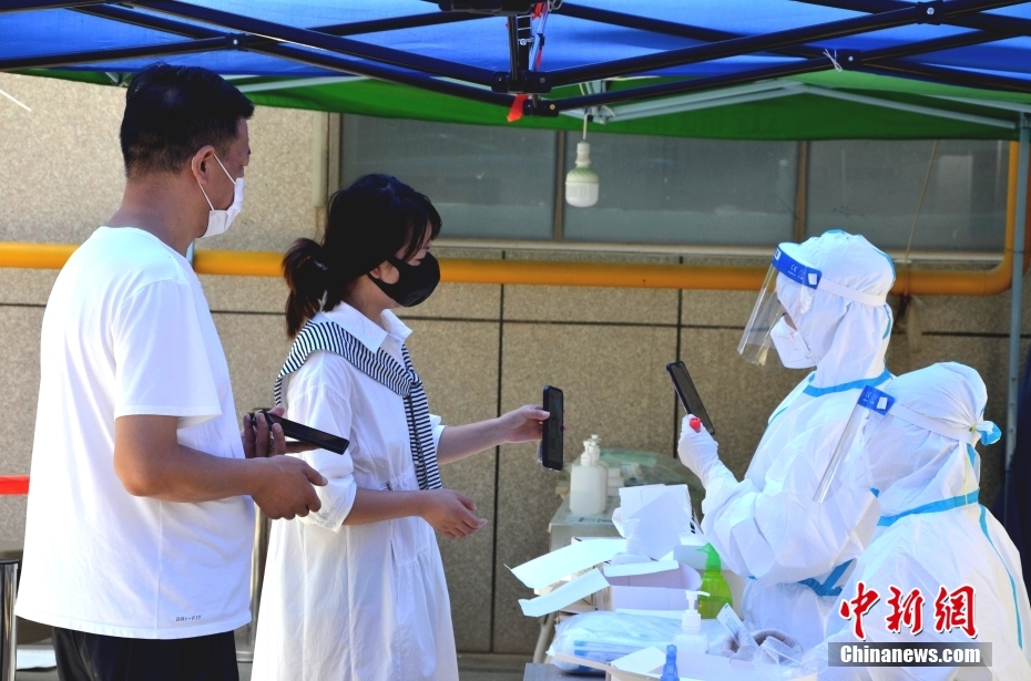 7月14日，甘肃省兰州市高新区一核酸检测点，居民正在进行核酸检测。 中新社记者 李亚龙 摄