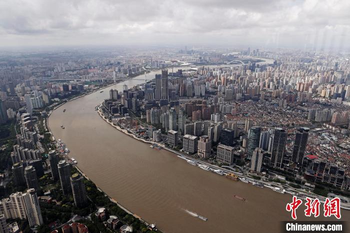 在上海中心上海之巅观光厅俯瞰城市景观 殷立勤 摄