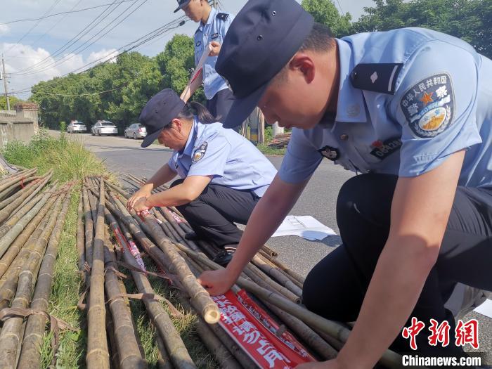 民警在竹竿上张贴警示标识。　林其森 摄