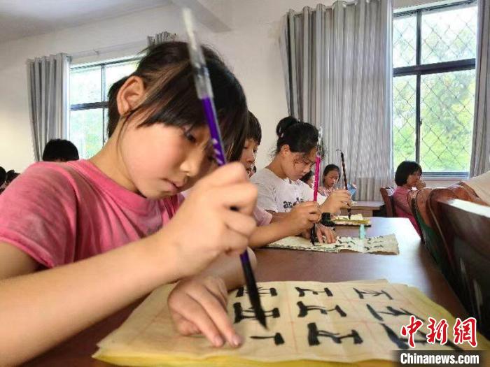 孩子们在认真学习书法。　王勇 摄