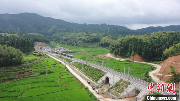 2021年9月，浦(城)梅(州)铁路开通运营，结束了宁化、清流等革命老区不通客货铁路的历史。　张海根 摄