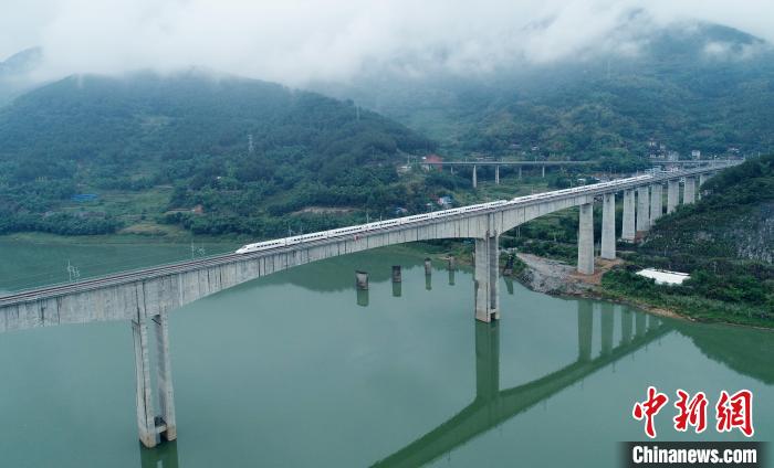 图为一条动车行驶在南龙铁路闽江特大桥上。　肖春道 摄