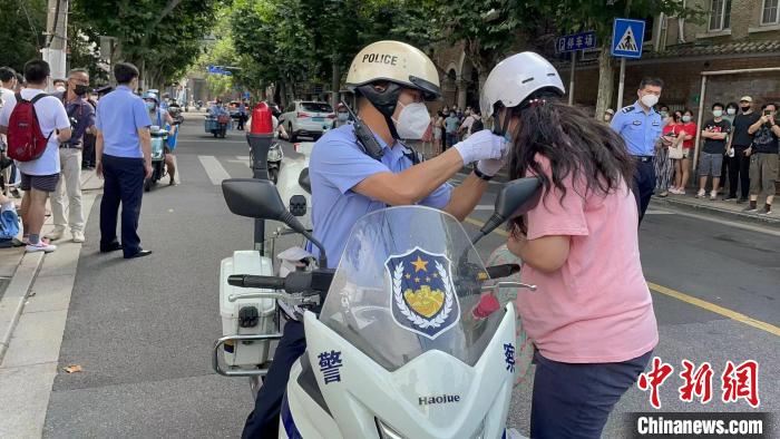 当日8时45分许，在在护考民警郭浇的一路飞驰之下，考生小夏(化名)及时赶到了市西中学考点。　上海警方供图