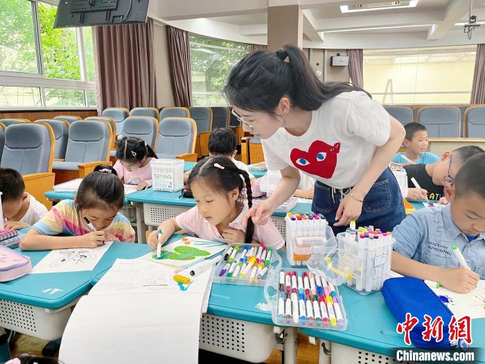 杭州星洲小学的老师与孩子们互动。　学校供图