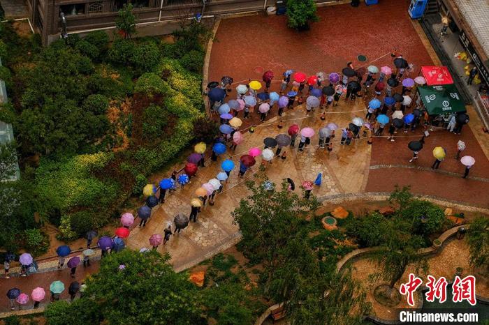 图为兰州市民雨中排队做核酸。　魏博博 　摄