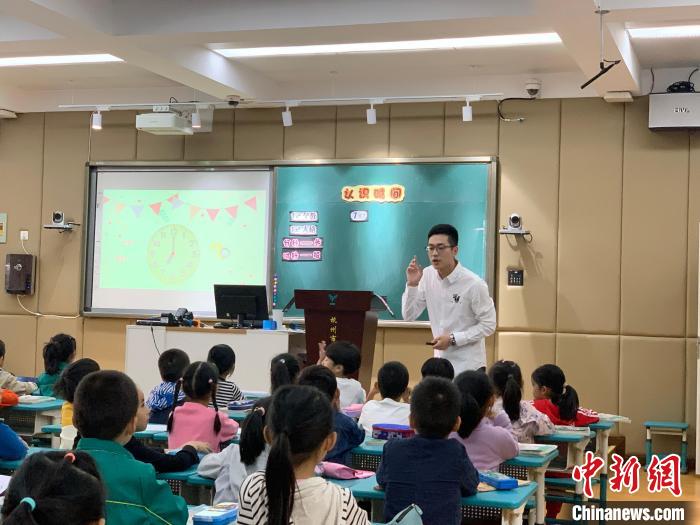 在杭州星洲小学的课堂，男老师在上课。　学校供图