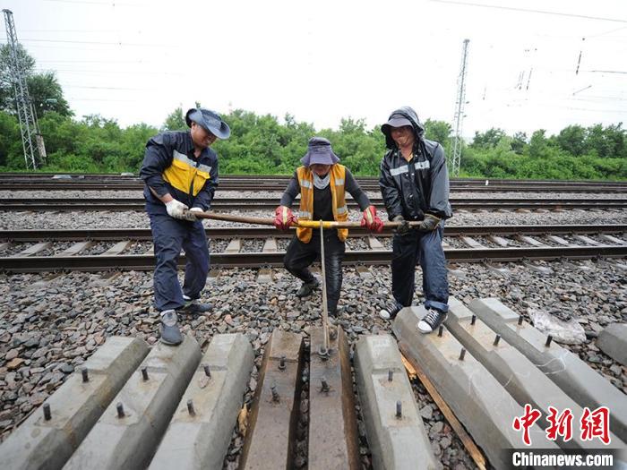 工作人员正在更换轨道水泥枕　刘栋　摄