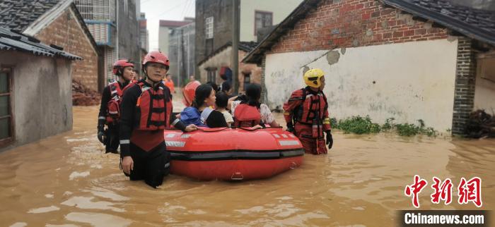 图为消防救援人员转移被困民众。　刘耀中 摄