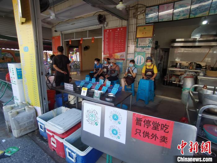 图为北海侨港风情街的餐饮店告示暂停堂食。　翟李强 摄