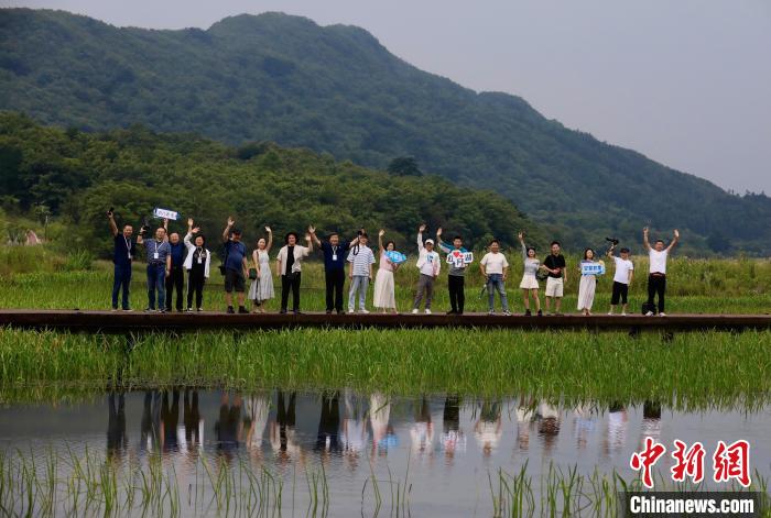 国际知名摄影师、媒体人们走进广元利州。　王磊 摄