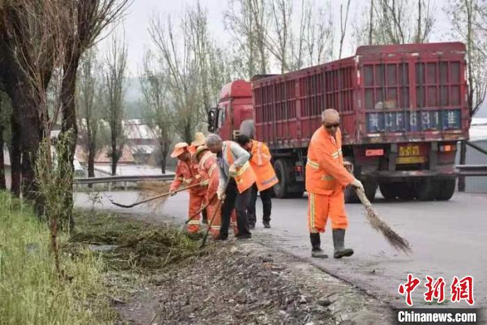 道路交通清理。　李迪一 摄