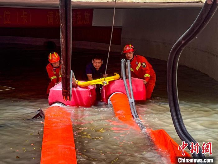 消防救援人员对被淹车库排涝 三亚市消防救援支队供图