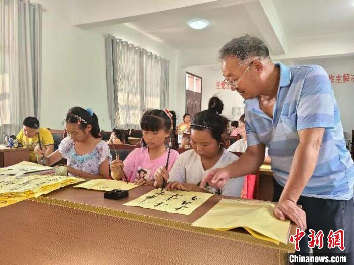 孩子们在付大中老师的指导下学习书法。　王勇 摄