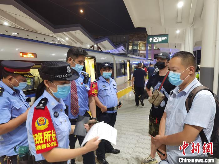 广铁警方启动夏季铁路治安打击整治百日行动 广州铁路公安处 供图