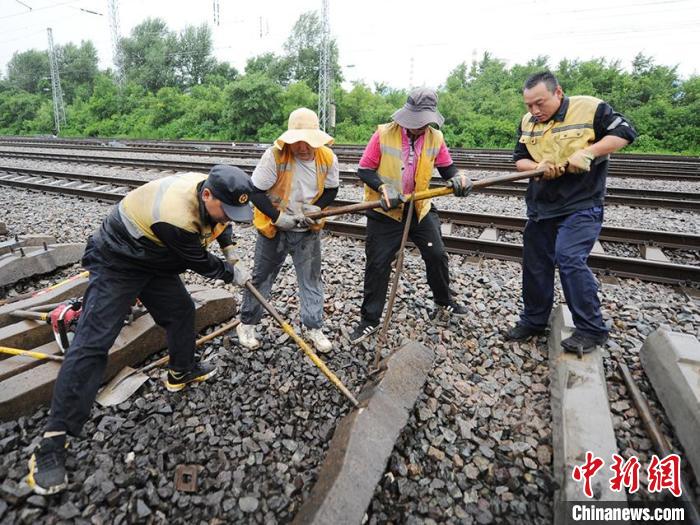 工作人员正在更换轨道水泥枕 刘栋 摄