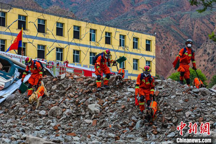 图为演练现场，建筑倒塌大面积被困人员搜救。　黄开森 摄