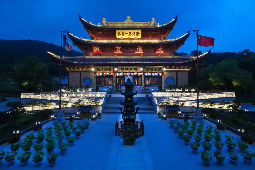 湖州法华寺夜景 图源：湖州法华寺官方微信公众号