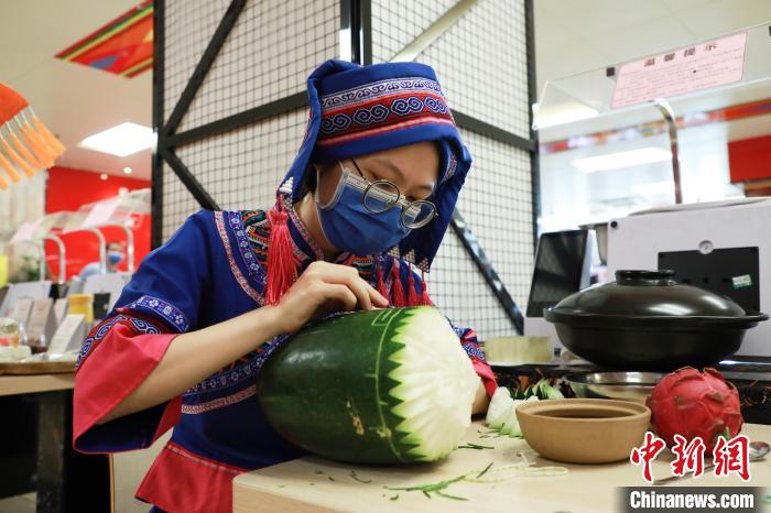 图为白衣天使正在制作药膳。　王伟臣 摄