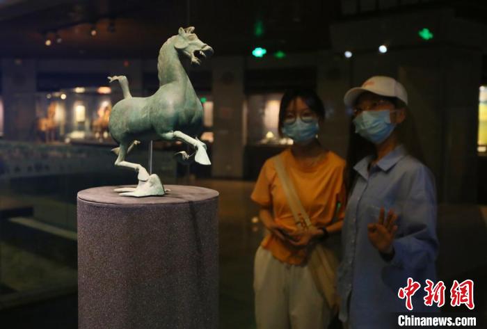 2021年5月，游客在甘肃省博物馆参观“镇馆之宝”铜奔马。(资料图) 高展 摄