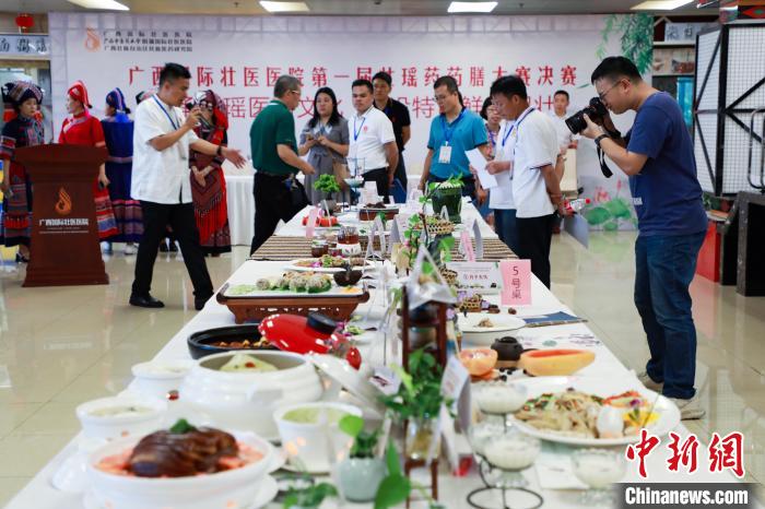 图为广西国际壮医医院第一届壮瑶药药膳大赛现场。　王伟臣　摄