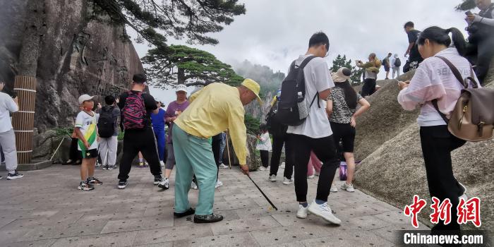 黄山环卫工捡拾旅游遗留的垃圾。　蔡季安 摄