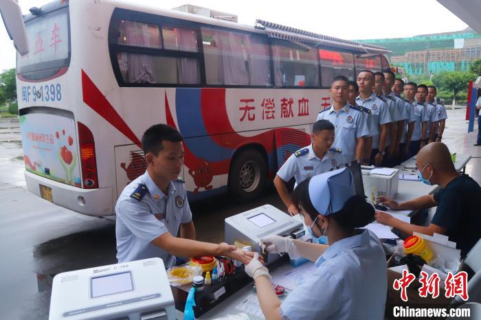 消防员正在化验血样。　钟宏斌 摄