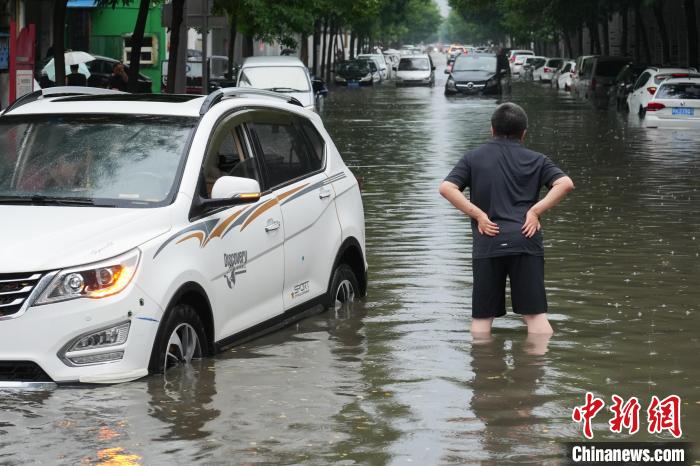 路边的车辆泡在水里。　武俊杰 摄