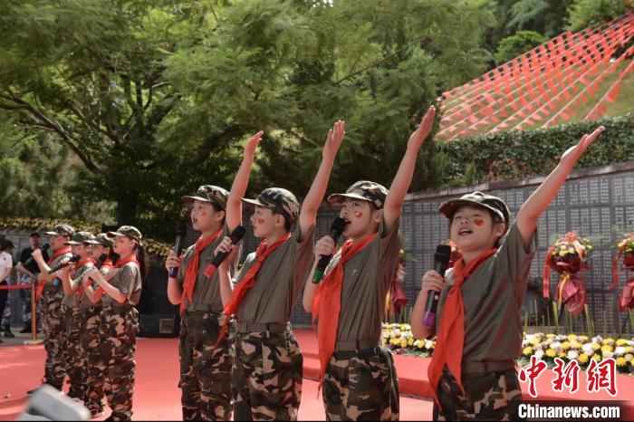9月3日，各界人士在福州三山人文纪念园英雄广场纪念中国人民抗日战争暨世界反法西斯战争胜利77周年。　钟欣 摄