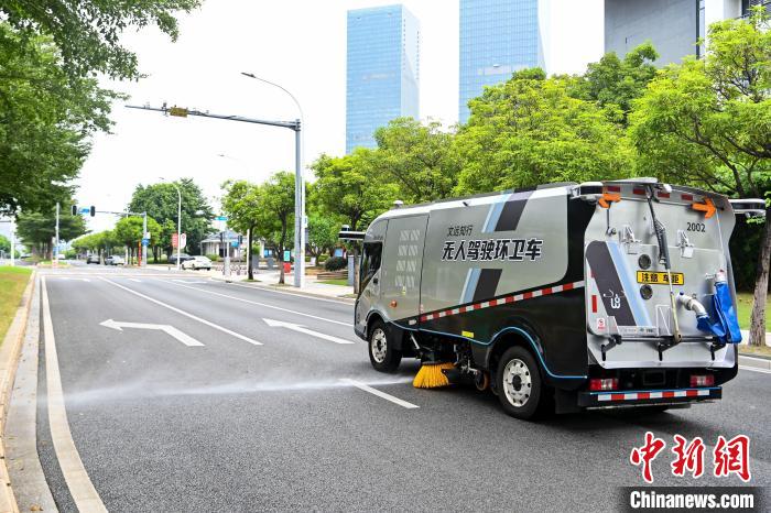 一批全无人驾驶环卫车在广州国际生物岛试运营 陈骥旻 摄