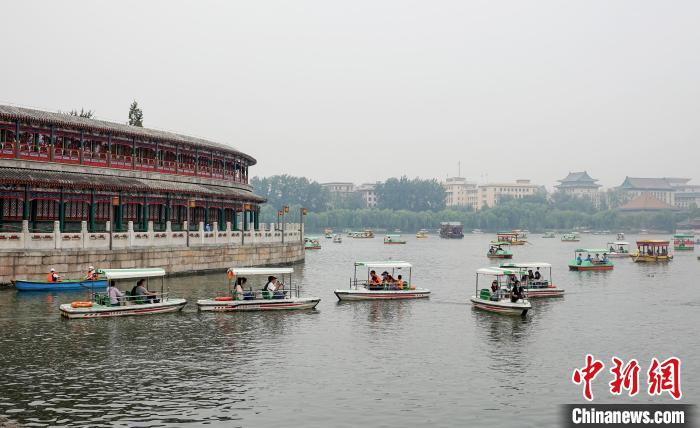 国庆假期首日，市民游客在公园游玩。　北京市园林绿化局供图