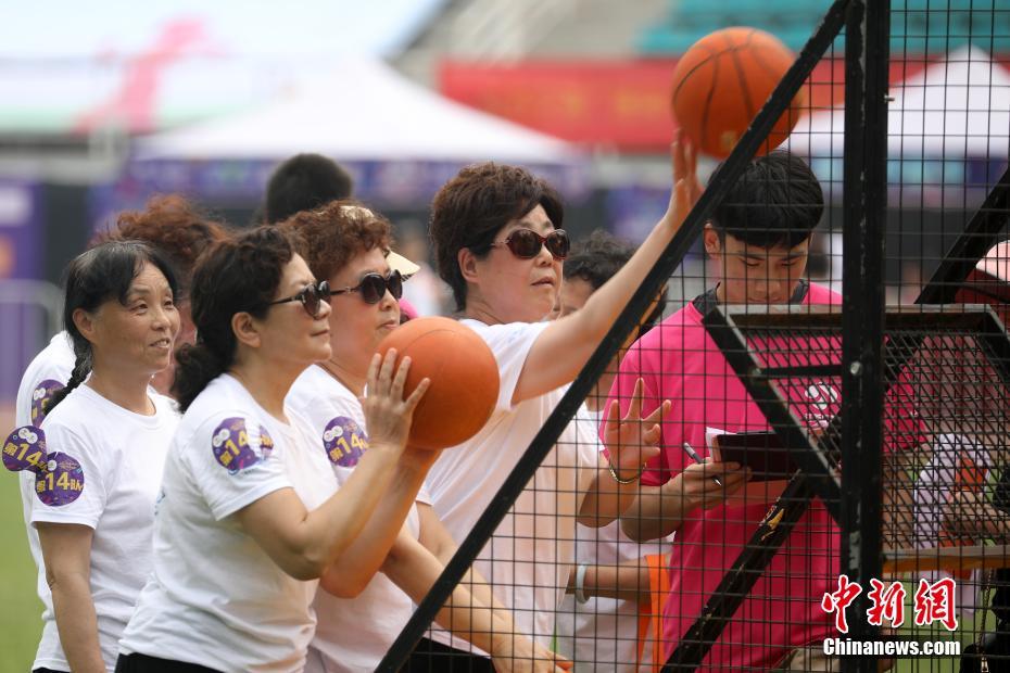 资料图：中老年人参加投篮球比赛。中新社记者 泱波 摄