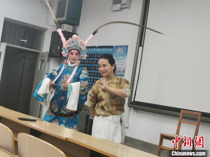 王鸿乐(右二)为学生表演晋剧片段。　山西大学晋剧艺术文化传承基地供图