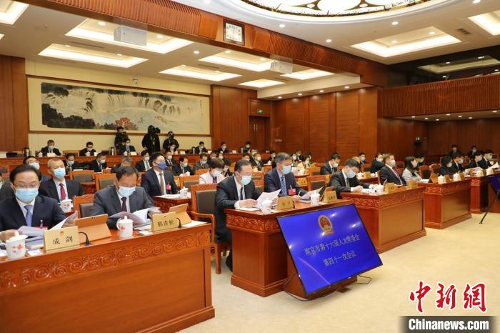 南京市十六届人大常委会第四十一次会议召开，会议审议并通过了《南京市残疾人保障条例》。　肖日东 摄