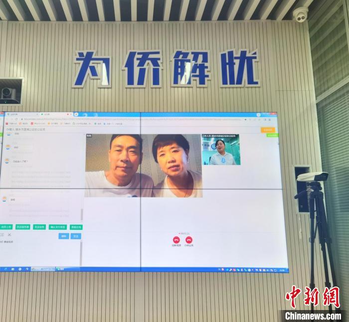 记者与陈艳及其丈夫视频连线 周健 摄