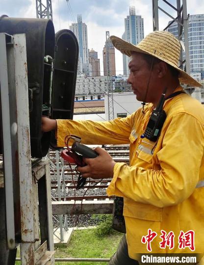 徐州电务段徐北车间职工在检测信号机。　刘鑫 摄