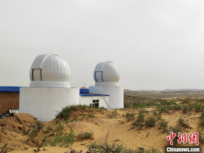 图为巴依尔家建起的两座天文台。　曾令飞 摄