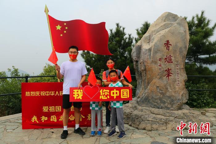 图为游客在香山表白祖国。　北京市公园管理中心供图