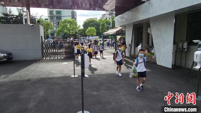 上海市中小学校、托幼机构于9月1日正式开学。　徐勇　摄