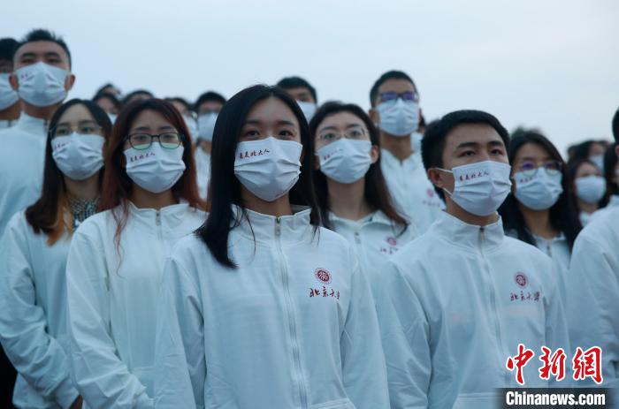 10月1日，千余名师生天安门广场观礼升旗仪式。　北京市委教育工委供图