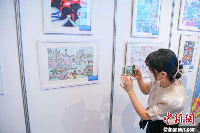 民众参观第二届中国—东盟青少年绘画展(广西展)。　陈冠言 摄