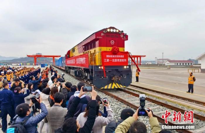 图为国际陆海贸易新通道重庆江津班列首发开行。贺奎 摄