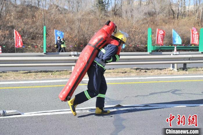 养护路巡竞赛中的消防救援项目。　刘栋 摄