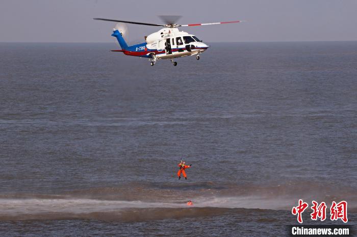交通运输部东海第一救助飞行队直升机进行落水人员搜救。　殷立勤 摄