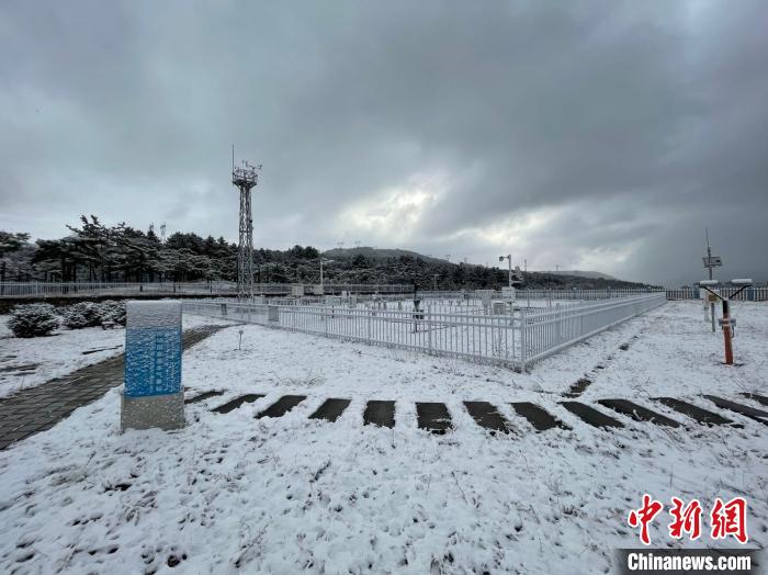 围场满族蒙古族自治县气象局气象观测站的积雪 承德市气象台供图
