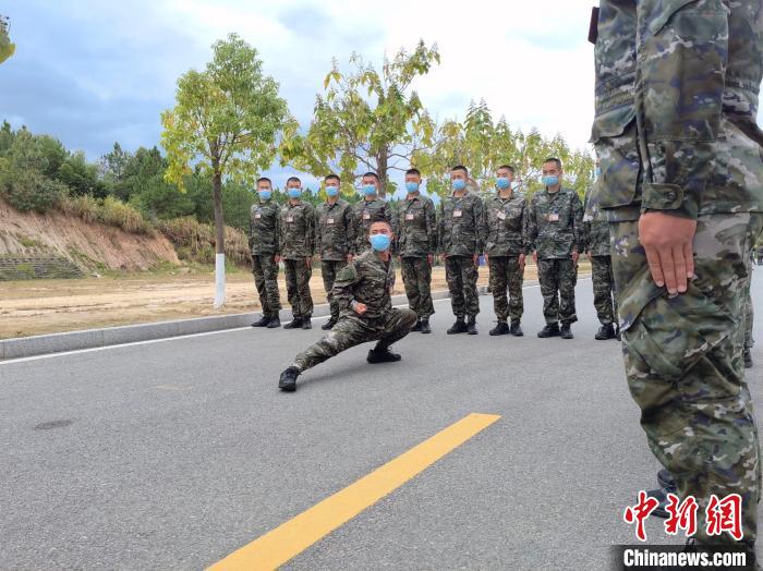 张玉坤在队列前为战友展示军体拳。　黄泽金 摄