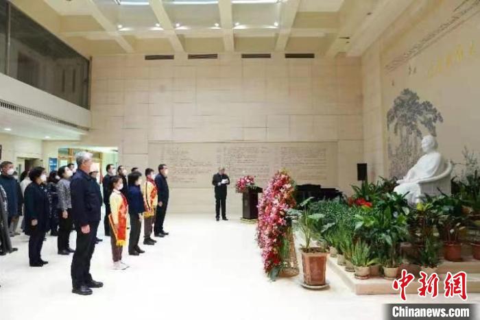 1月27日，中国宋庆龄基金会在北京宋庆龄故居举行庄重的敬献花篮仪式。　宋基会供图