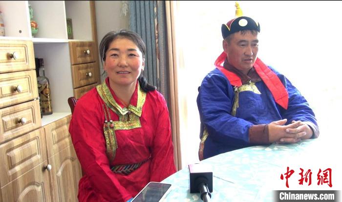 图为萨仁夫妇分享他们的养驼故事。　陈峰 摄