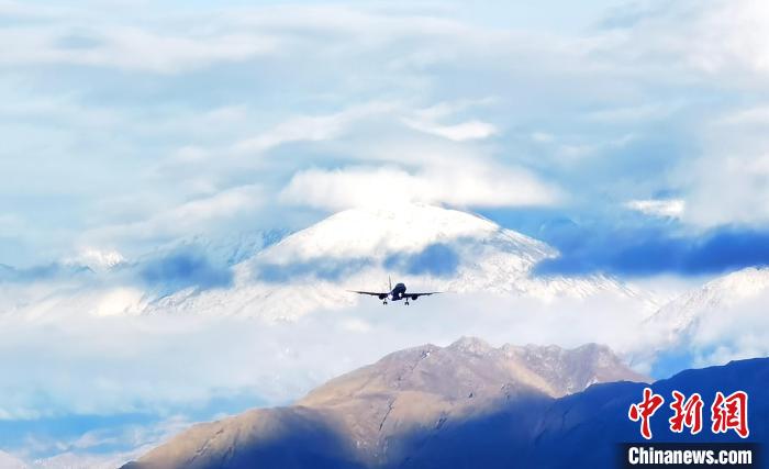 图为拉萨贡嘎国际机场航班安全运行。　民航西藏自治区管理局供图